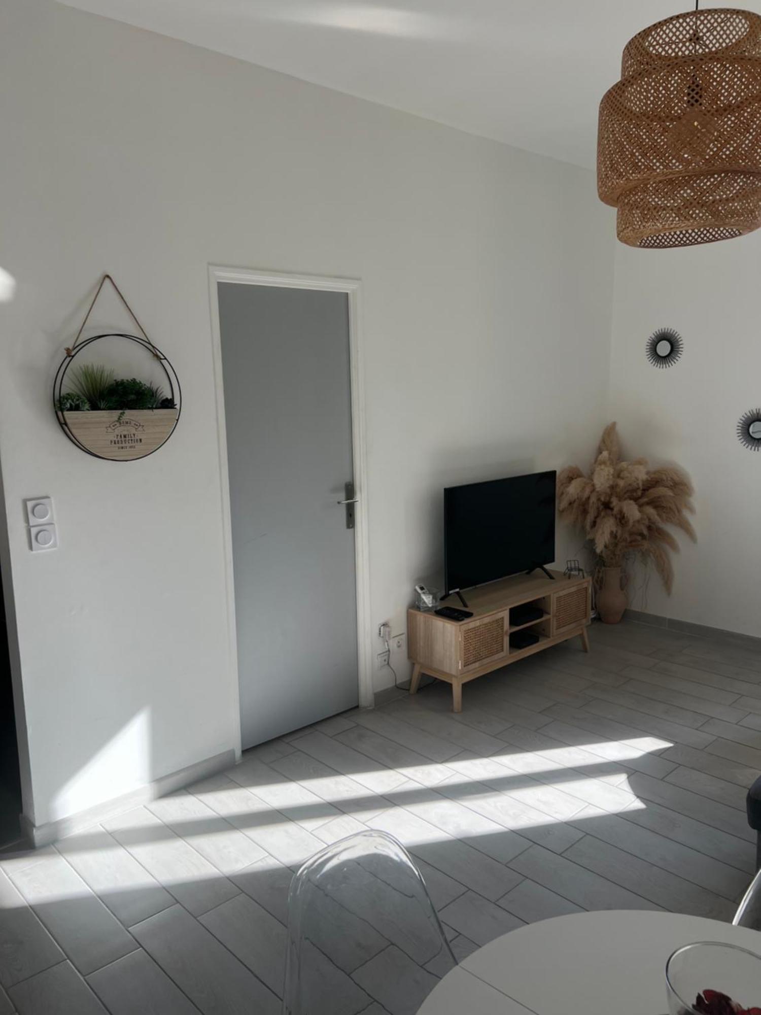 Apartment Grand T2 Climatise A 5 Min De La Gare St-charles - Vieux Port *